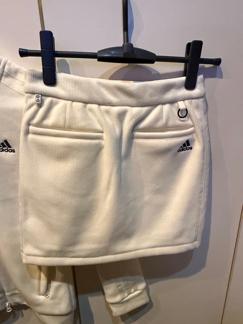 冬物セール　新品　adidas ホワイト　ボアセットアップ