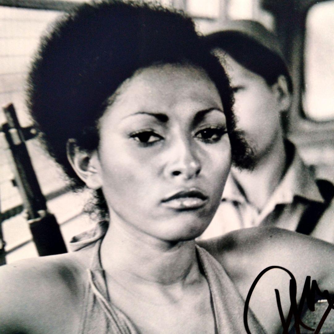 パム・グリア直筆サイン入り超大型写真…Pam Grier…女記者フライデー