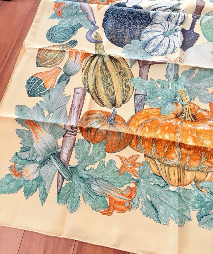HERMES エルメス　シルクスカーフ カレ90 カボチャとコロシント