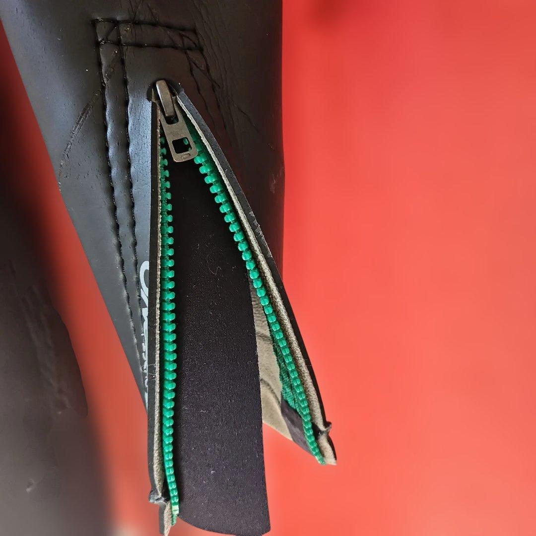 O'NEILL ウェットスーツ 黒と赤