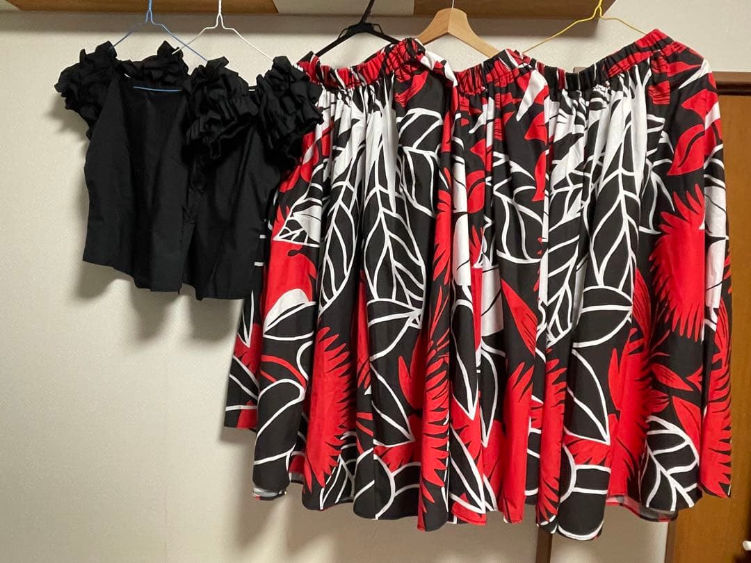 【セット売り】フラダンス用スカート ・黒のトップス