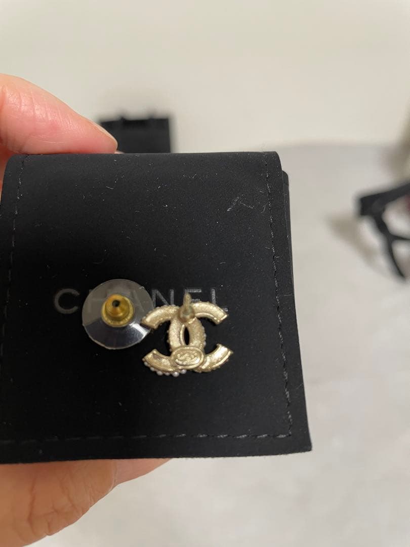 【美品】CHANEL正規品！CCロゴ ピアス(片耳)フランス製 ブラック✖️パール