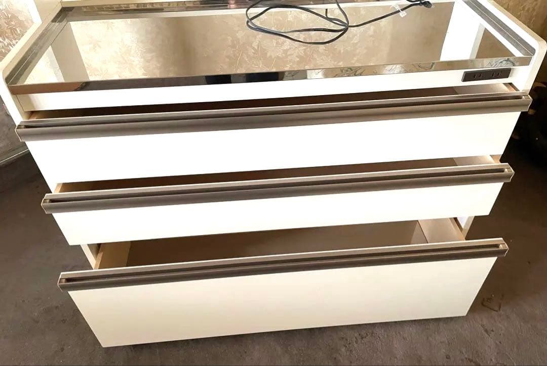 ホワイト木製キッチンカウンター 左右ガラス棚付き