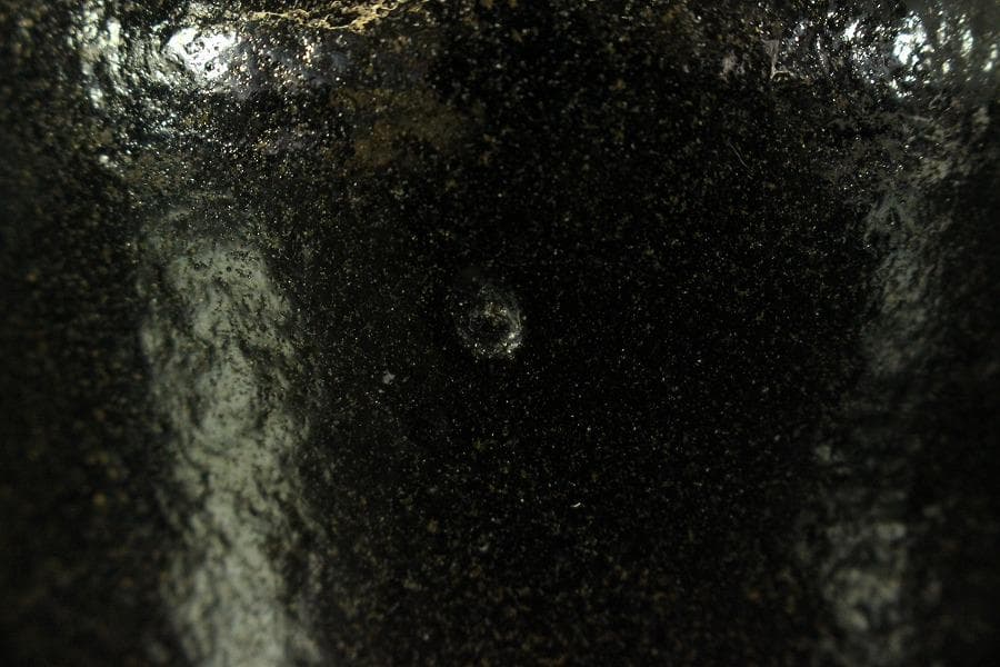 茶道具 黒楽茶碗 山文様 四方高台 松楽造(メ1748)