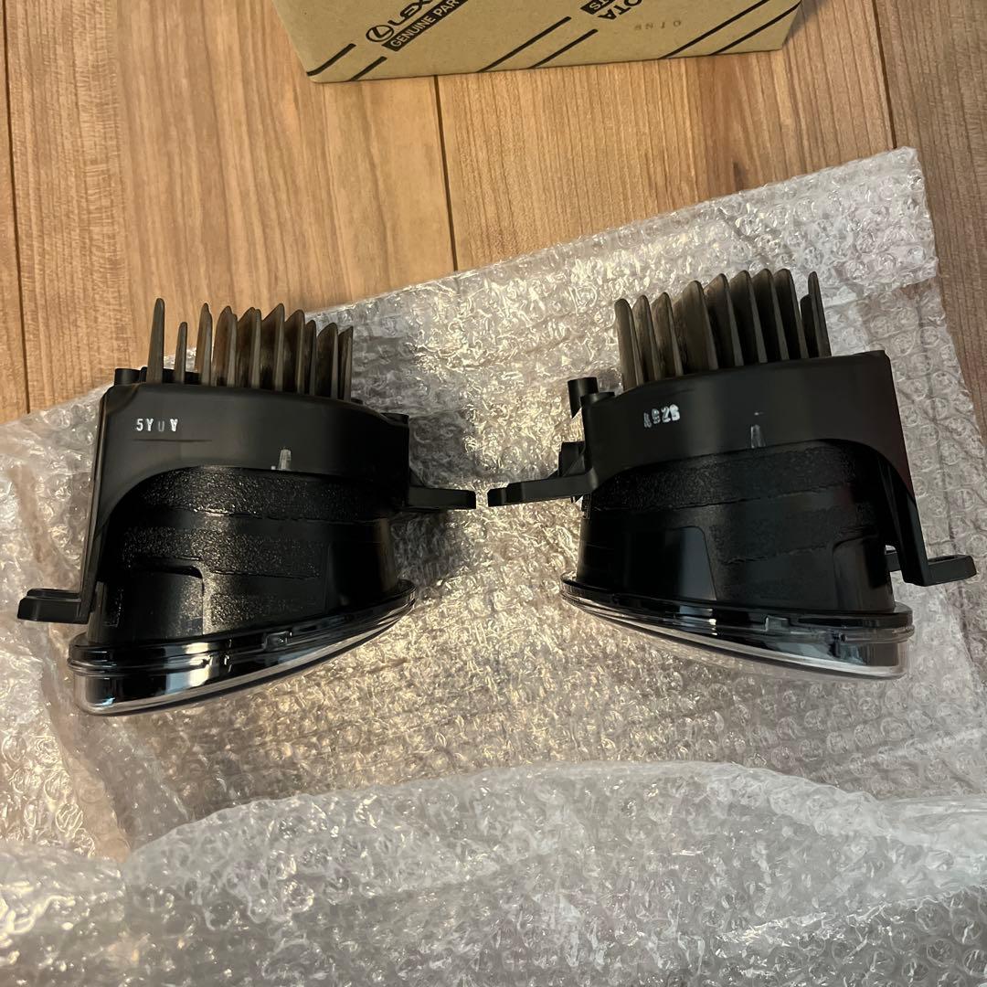 トヨタ　ノア　純正フォグランプ　２個セット　未使用