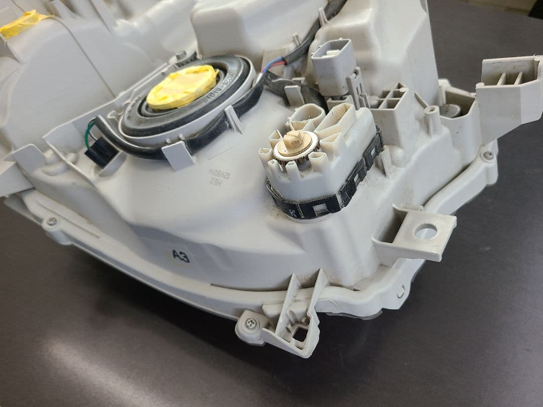 ハイエース　純正LED ヘッドライト 右側