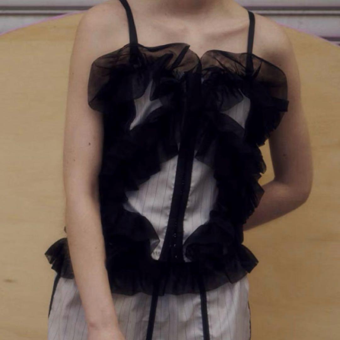 「HOUGA×AMPHI」ラッフルドトップスブラック　ホウガアンフィキャミソール