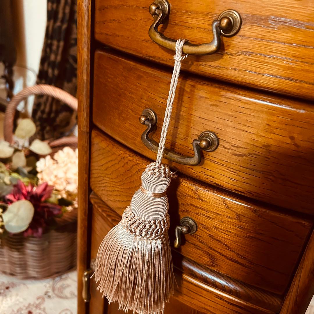 天然木　チェスト　キャビネット　キャスター付き　アンティーク　新品タッセル1本