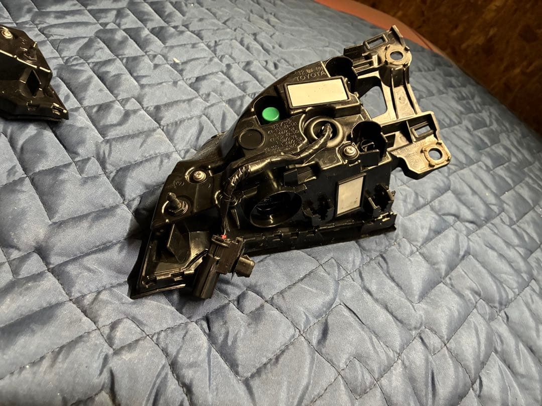 プリウス 60系　テールランプ左右　左欠けあり