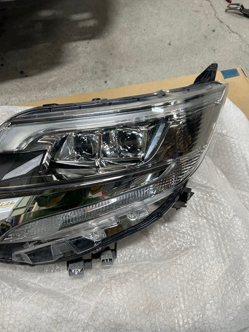 80エスクァイア G i左ヘッドライト後期美品￼