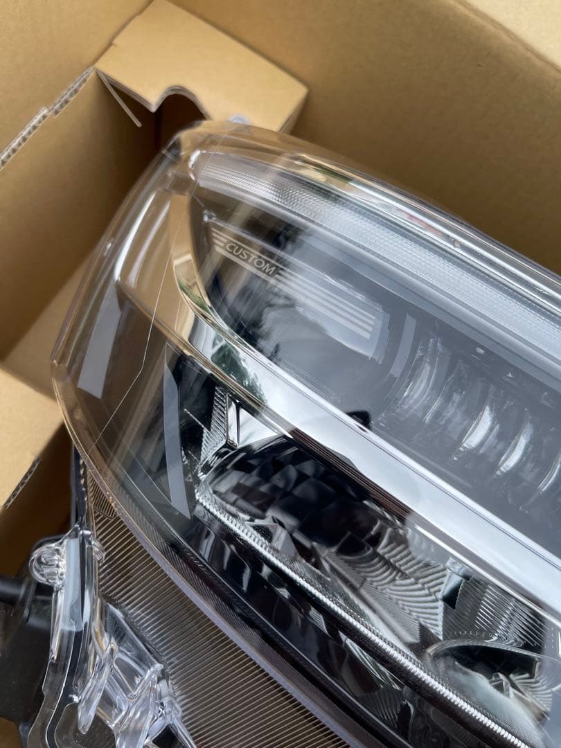 ダイハツ純正　タントカスタム　LA650S ヘッドライト　右