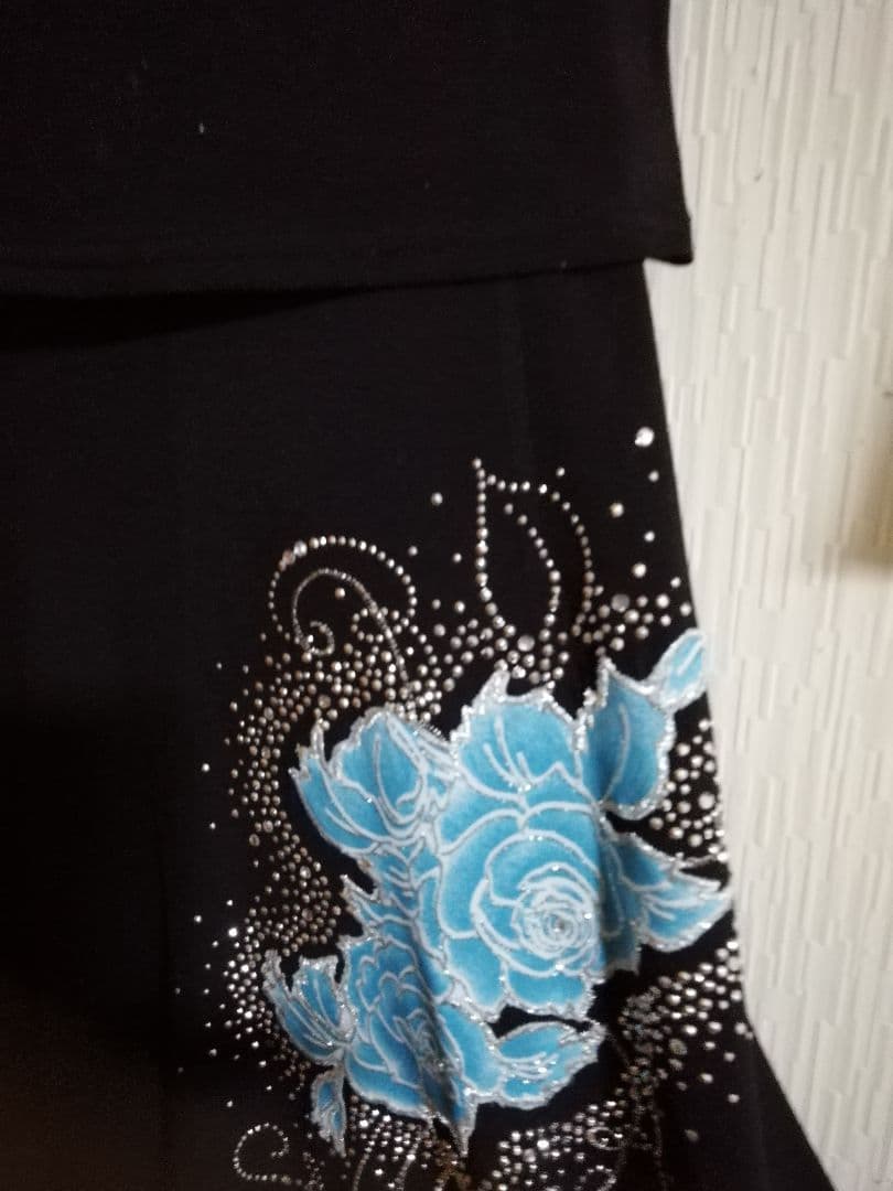 黒と青の花柄バレエトップスとスカートのセットアップ、新品