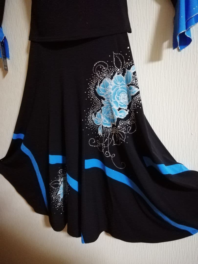 黒と青の花柄バレエトップスとスカートのセットアップ、新品