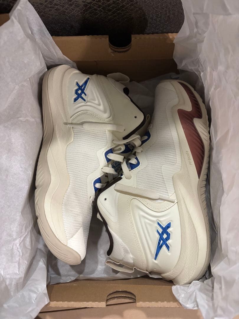 美品ASICS NOVA SURGE3 バスケットボールシューズ　白　箱タグ付き