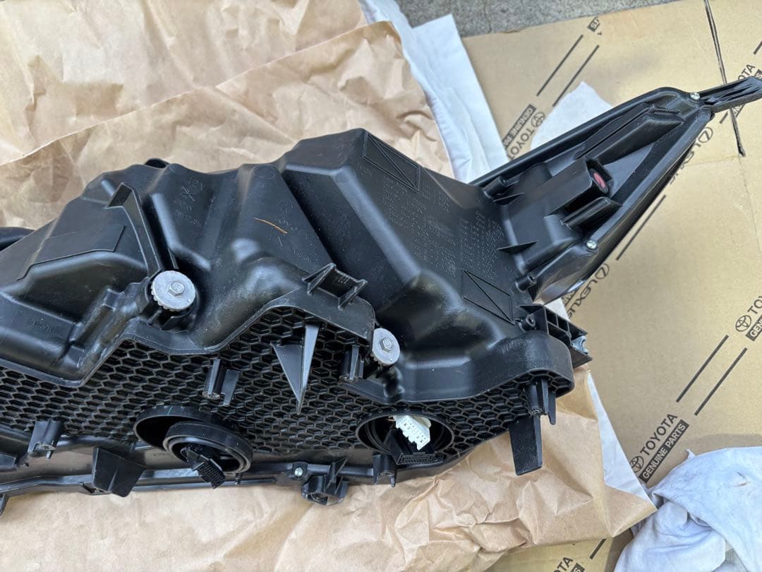 ZSU65 ハリアー　右ヘッドライト