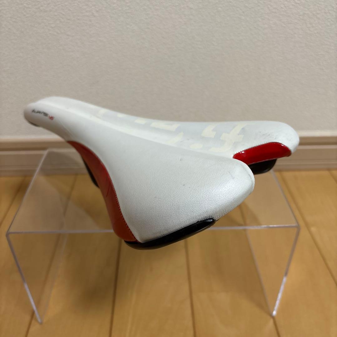 フィジーク アリアンテ バーサス ブレイデッド ホワイト/グロスレッド おまけ有