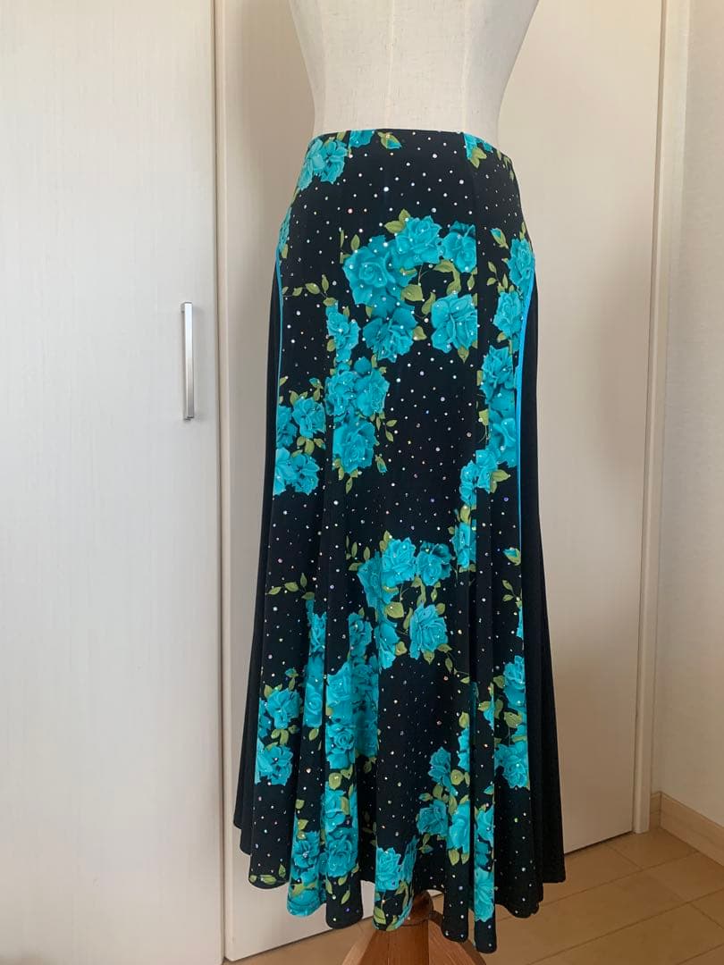 社交ダンス　黒地にブルーローズ柄　細見え　パーティやカラオケ発表会衣装にも