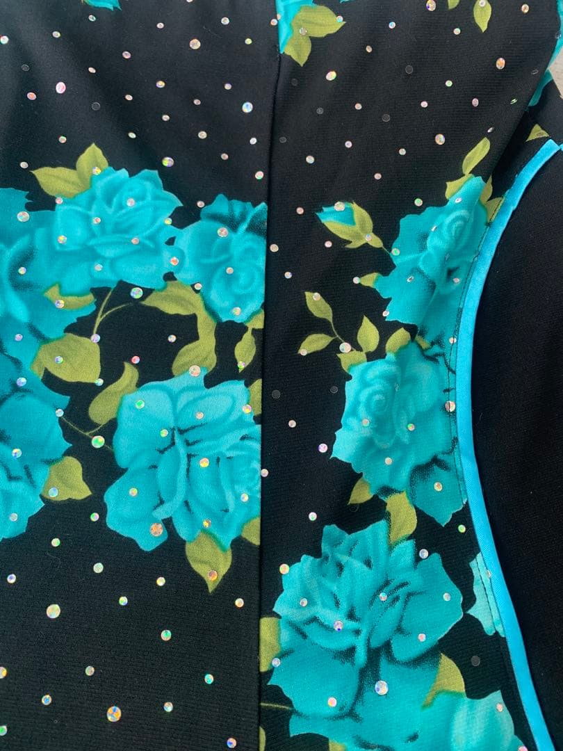 社交ダンス　黒地にブルーローズ柄　細見え　パーティやカラオケ発表会衣装にも