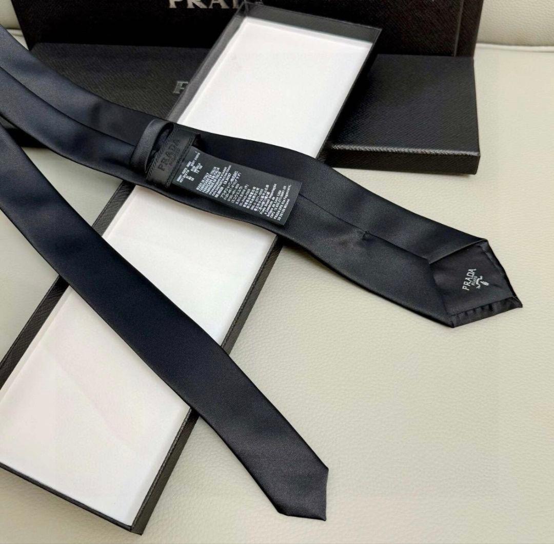 PRADA 三角メタルプレート ネクタイ ブラック