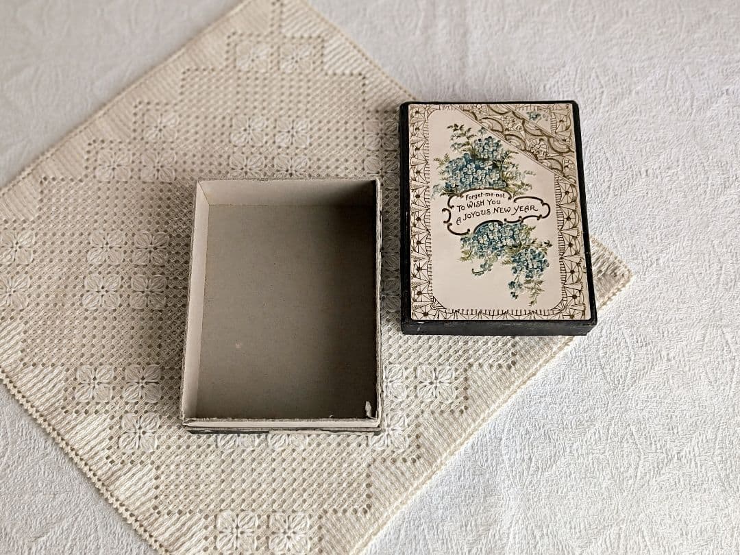 * antique box ୨୧ * ブルーの小花柄 19世紀の古い 紙箱