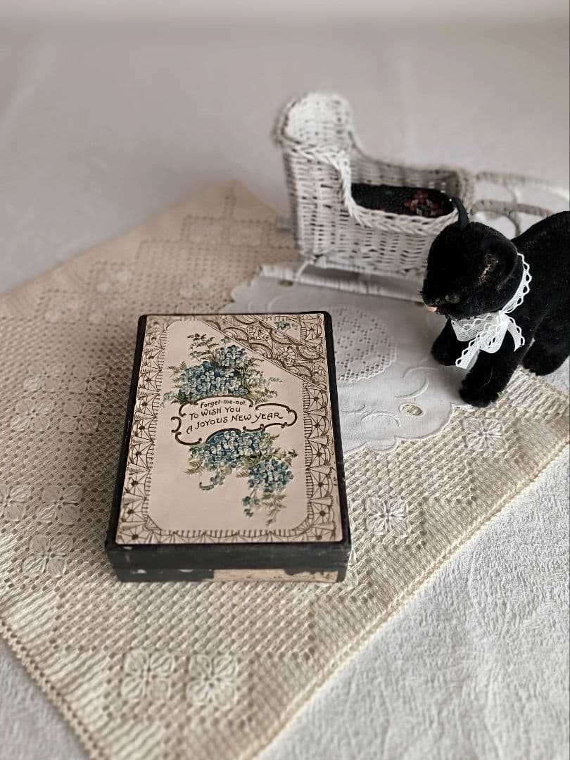 * antique box ୨୧ * ブルーの小花柄 19世紀の古い 紙箱