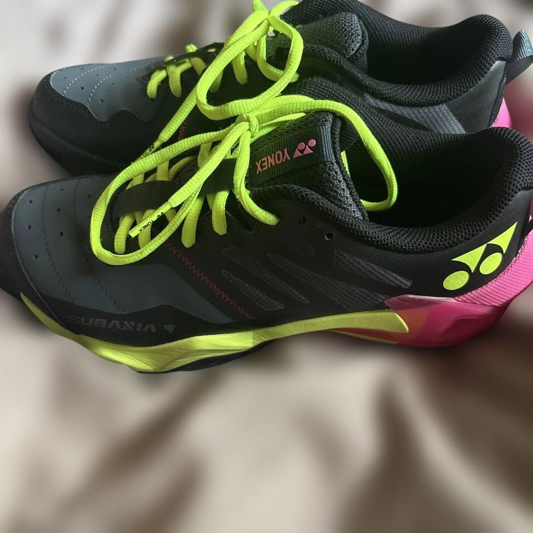 サブアクシアＧＴメン26cm バドミントンシューズ グレー/ピンク/イエロー