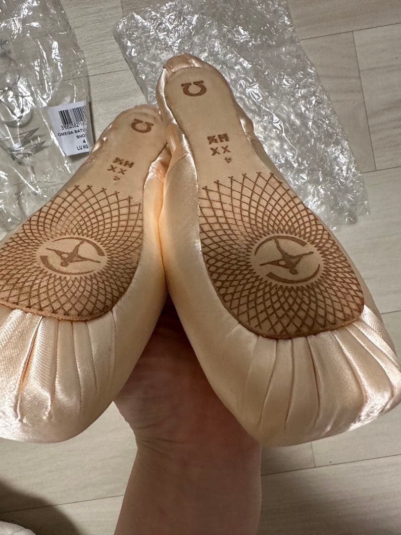 ウエアモア　OMEGA SATIN POINTE SHOES 4 ベージュ