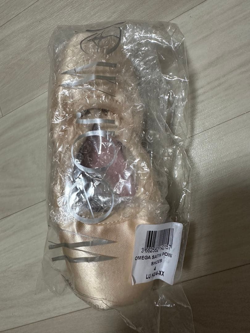 ウエアモア　OMEGA SATIN POINTE SHOES 4 ベージュ