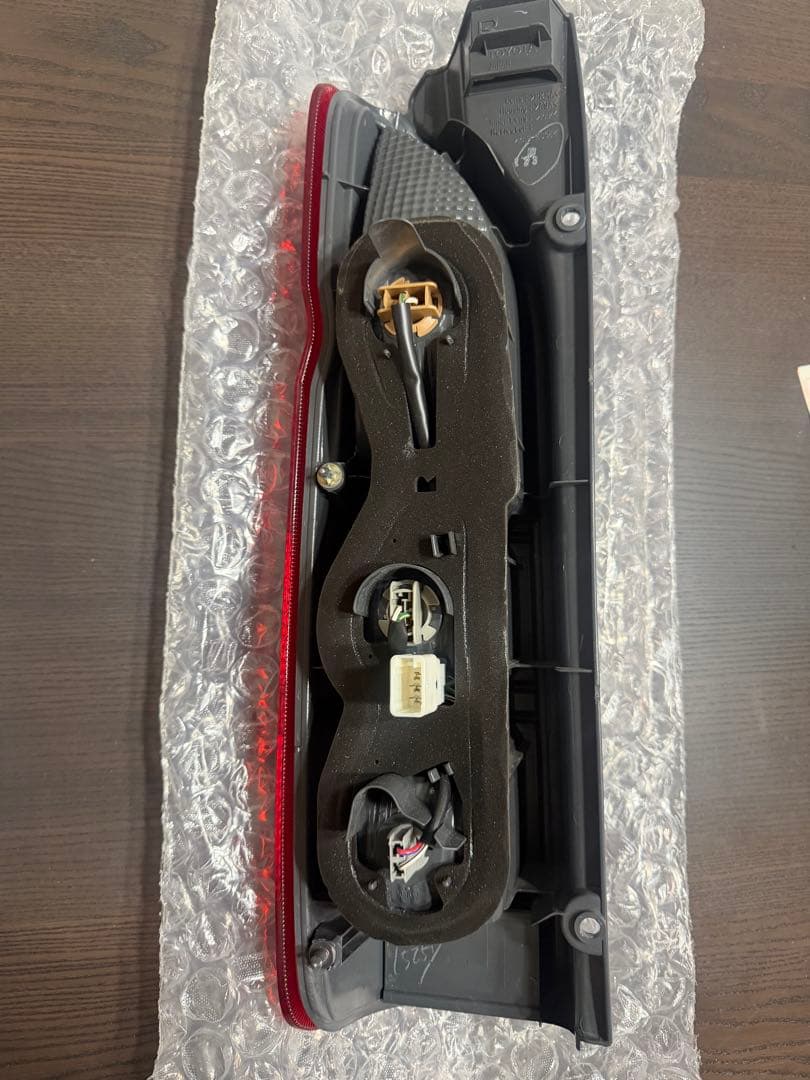 トヨタ　ハイエース　200系　純正　テールランプ　右側