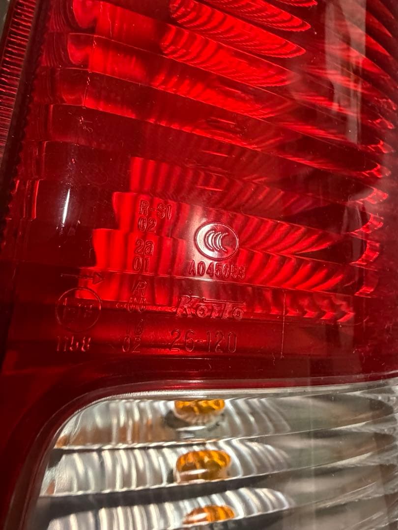トヨタ　ハイエース　200系　純正　テールランプ　右側