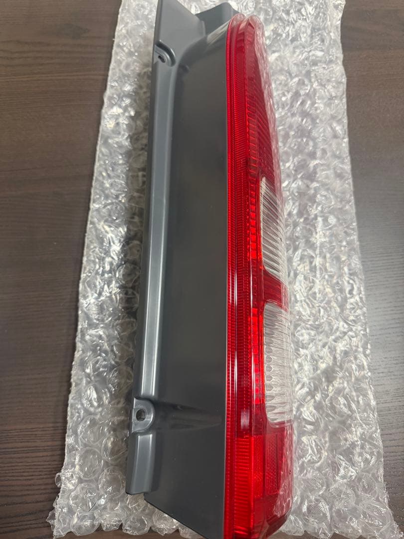 トヨタ　ハイエース　200系　純正　テールランプ　右側