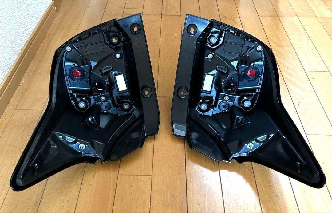 蛇*︎様 ヤリス　左右テールランプレンズ　中古美品