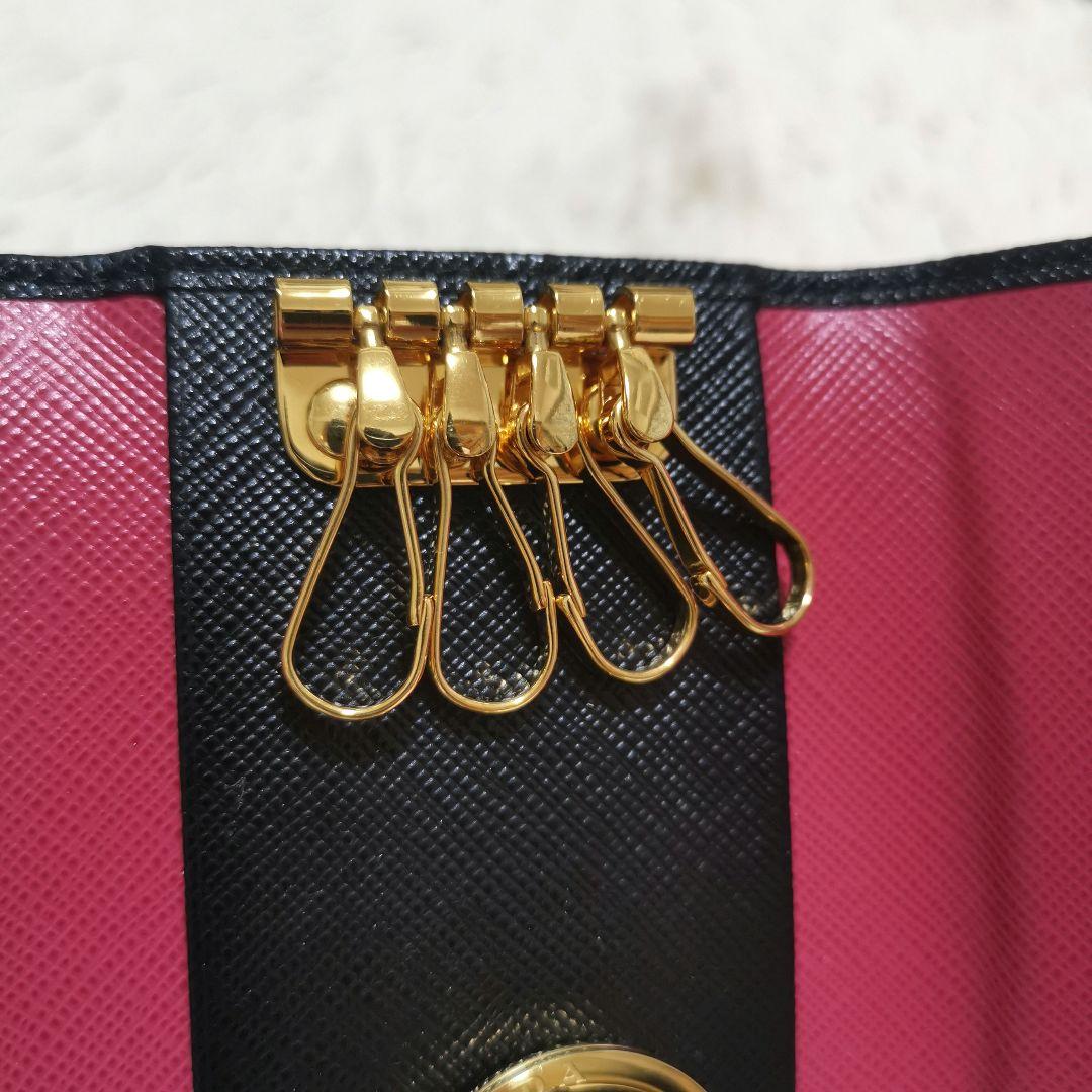 極美品✨PRADA キーケース サフィアーノレザー ブラック ピンク ロゴ刻印