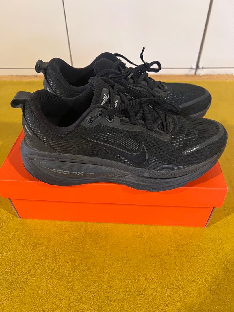 ナイキ ボメロ18 NIKE VOMERO18 オールブラック　27.5cm