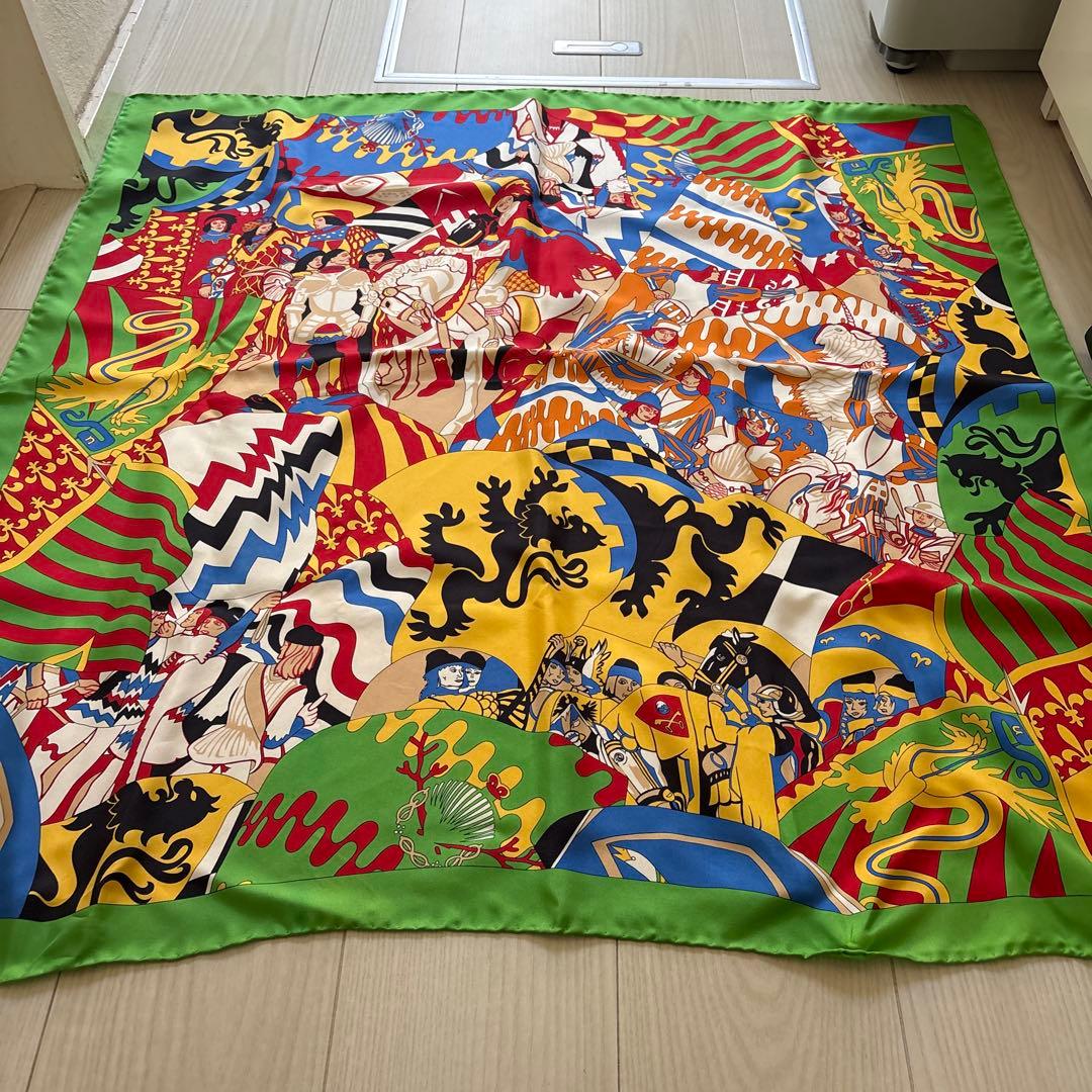 めちゃくちゃ素敵なロンシャンのシルク、スカーフです。 ポップで大人オシャレです