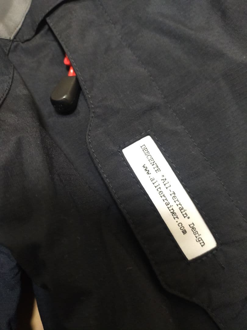 新品 DESCENTE デサントスキー スノボー上下セット 黒灰 S