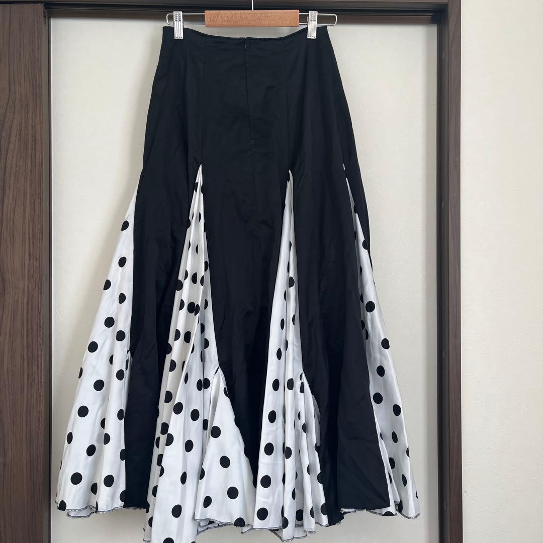 フレアスカート 黒と白のドット