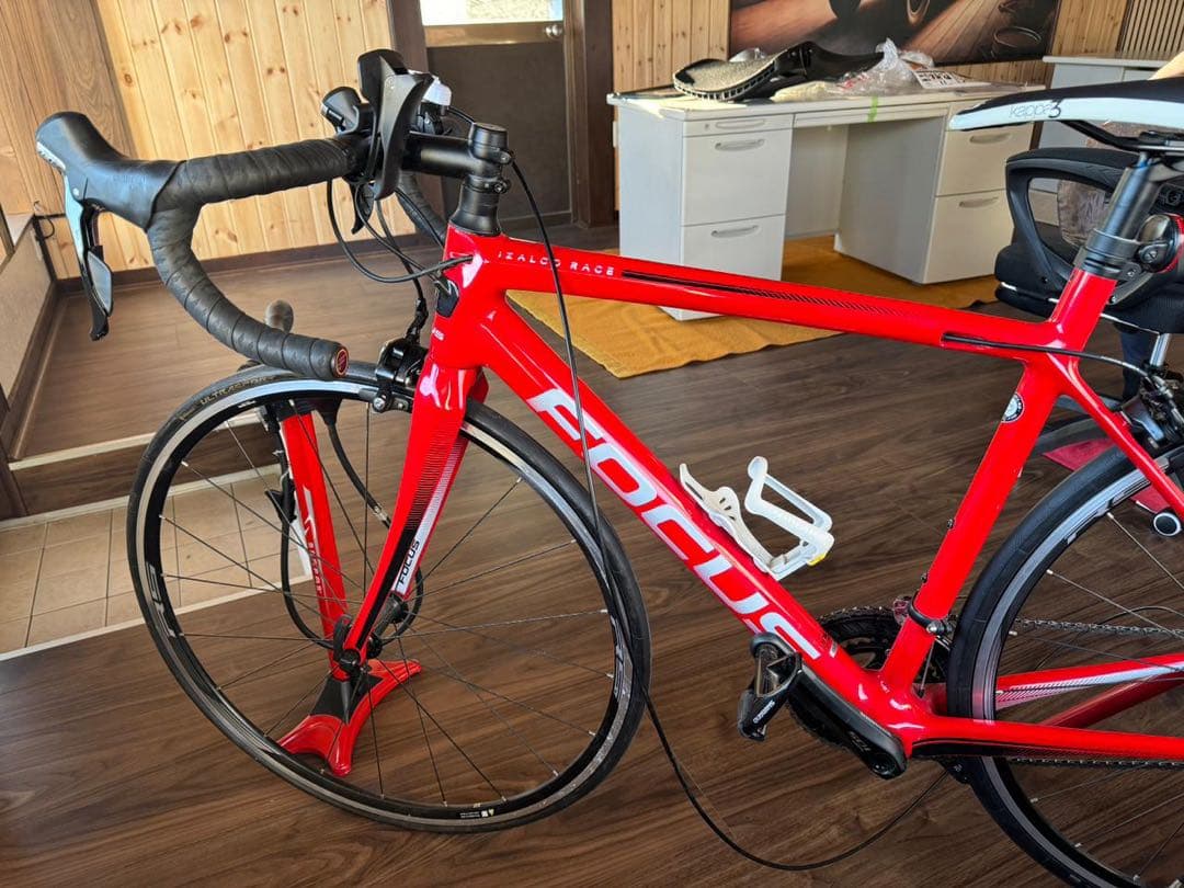 FOCUS レッド ロードバイク ボトルケージ付き