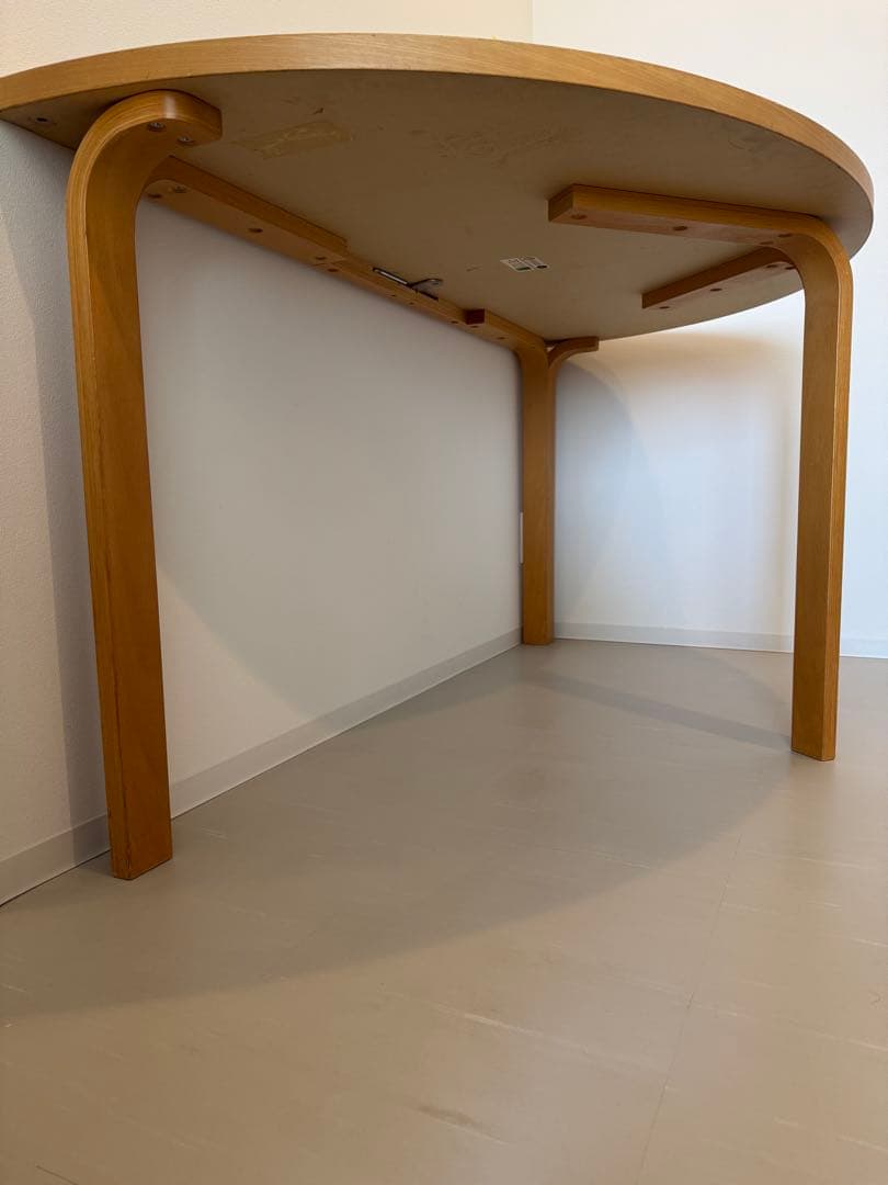 Magnus Olesen Half round table テーブル