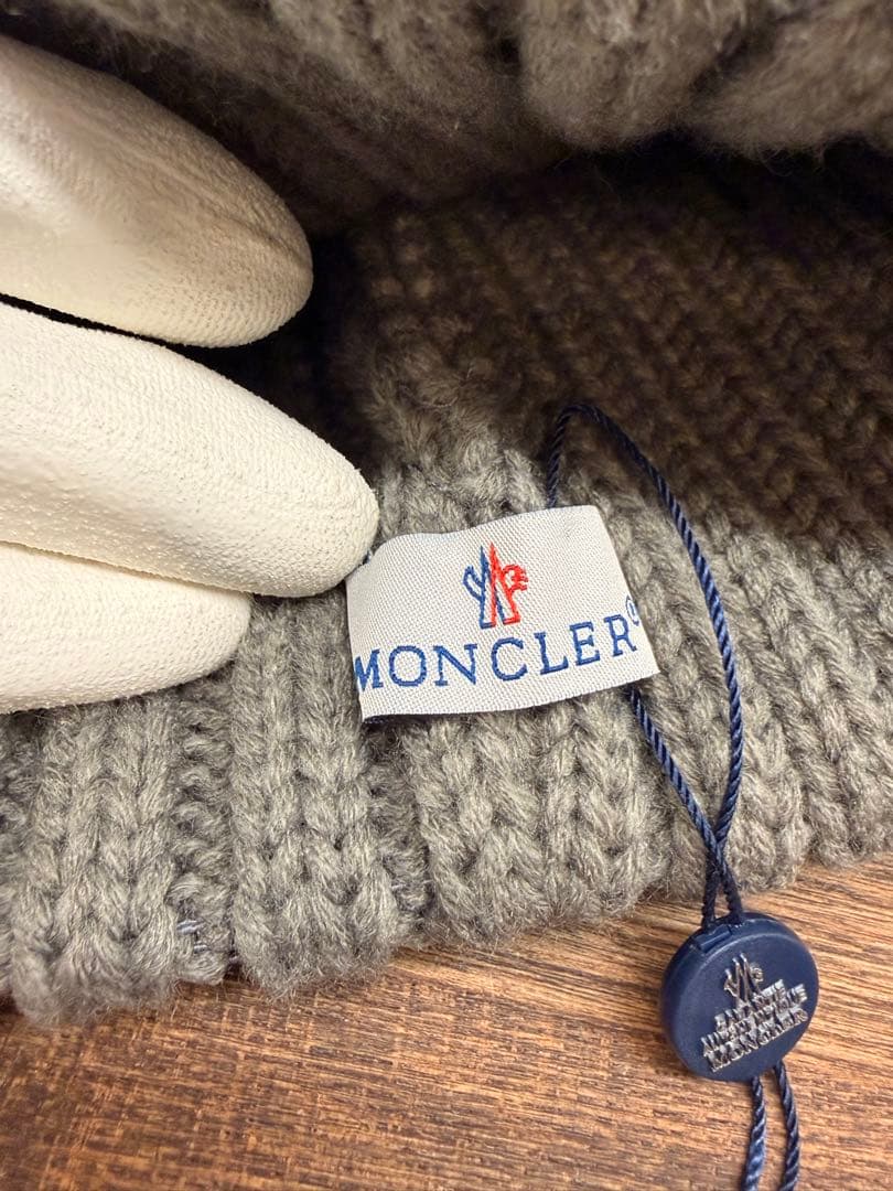 【新品】MONCLER ファー付きニット帽 グレー