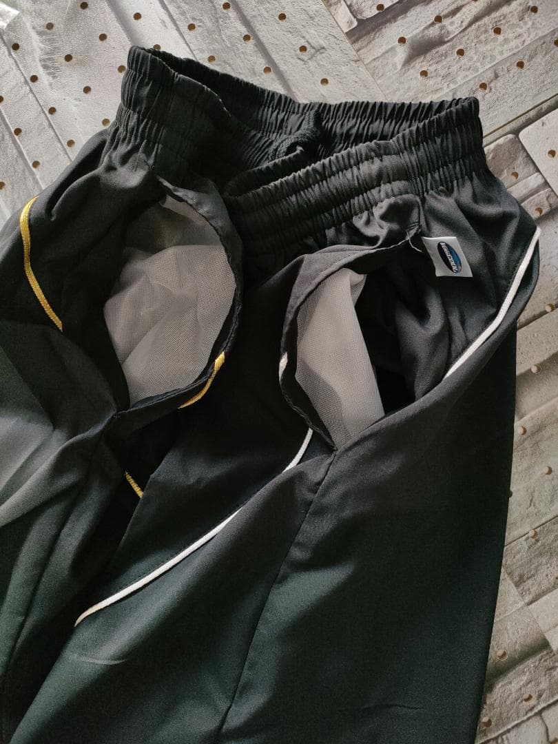yonex ハーフパンツ 黒 M 白と金のLINE入り　匿名配送