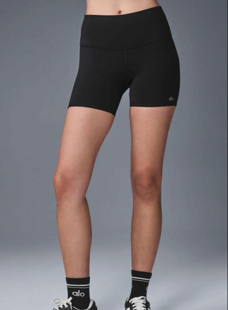 新品 alo アローヨガ 5インチ ショーツ XS ショート バイカーショーツ
