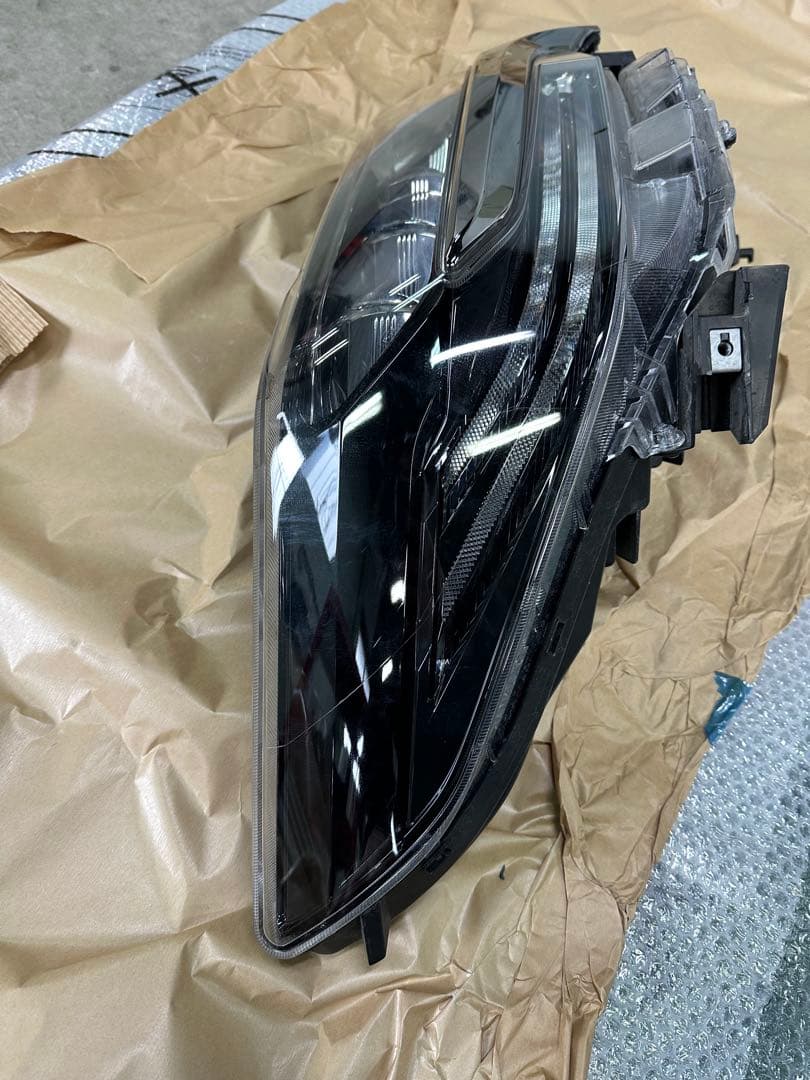 30アルファードハイブリ　右ヘッドライト3眼　シーケンシャルウィンカー