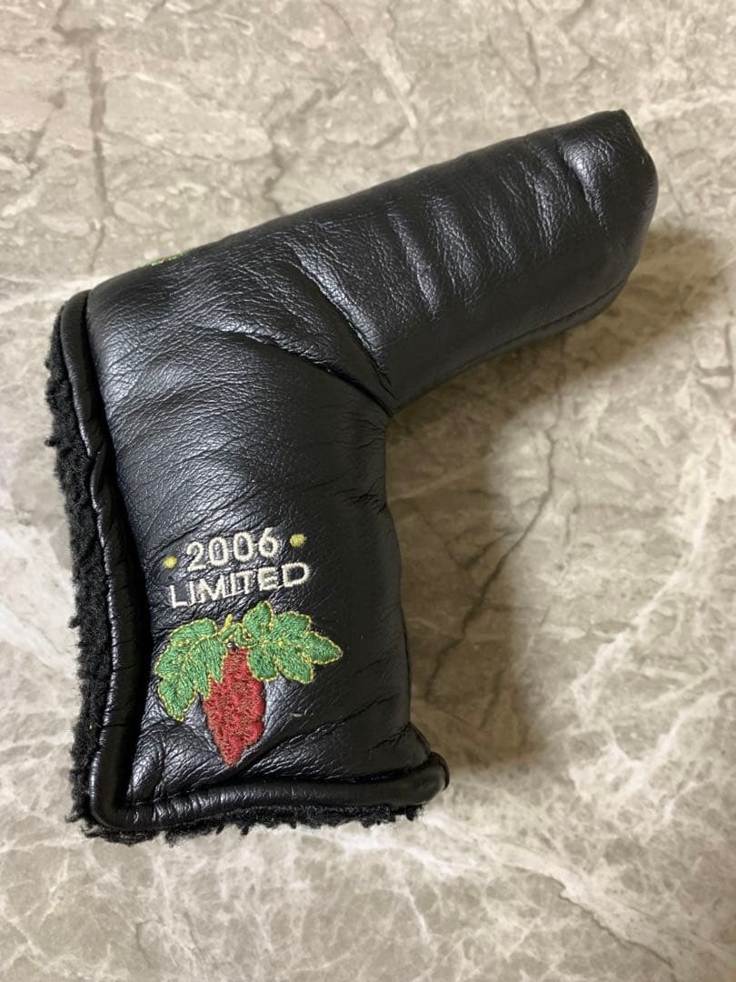 Scotty Cameronナパ　限定パター　グレープ刺繍のカバー付き