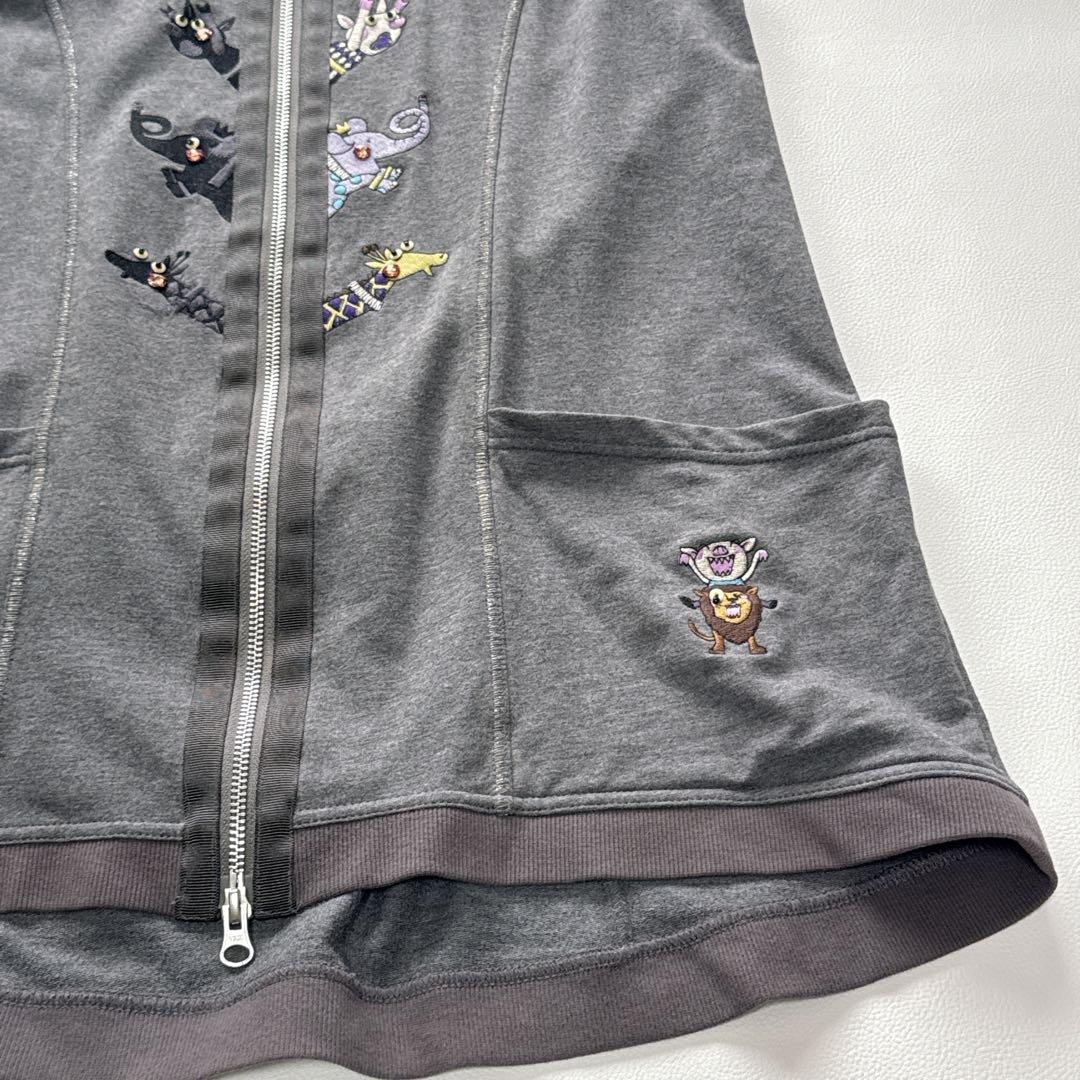 アルベロベロ　動物刺繍 グレー フルジップ ノースリーブベスト　ブタ　ロゴ