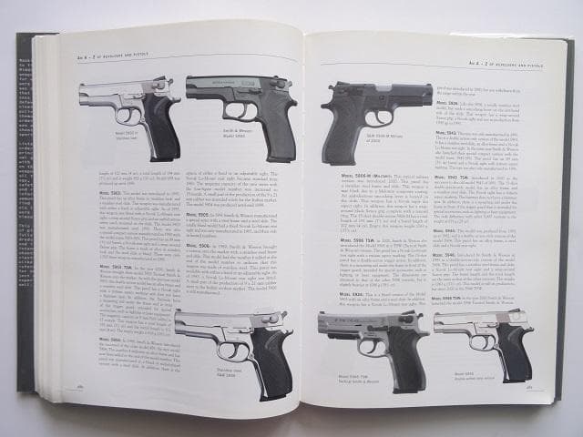 洋書◆拳銃やリボルバー写真集 本 ミリタリー スミス コルト ベレッタ 銃弾