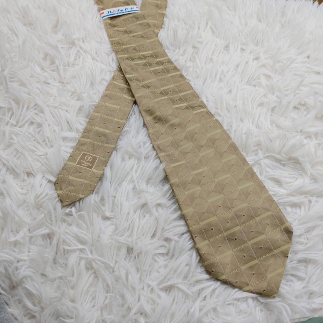 シャネル 高級シルクネクタイ 総柄（CHANELロゴ） ゴールドベージュ
