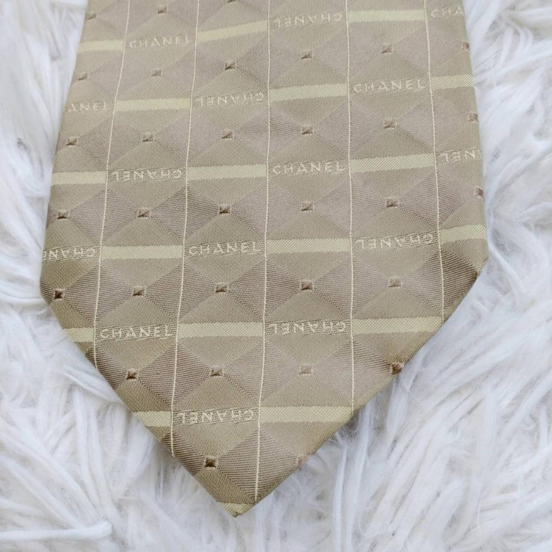 シャネル 高級シルクネクタイ 総柄（CHANELロゴ） ゴールドベージュ