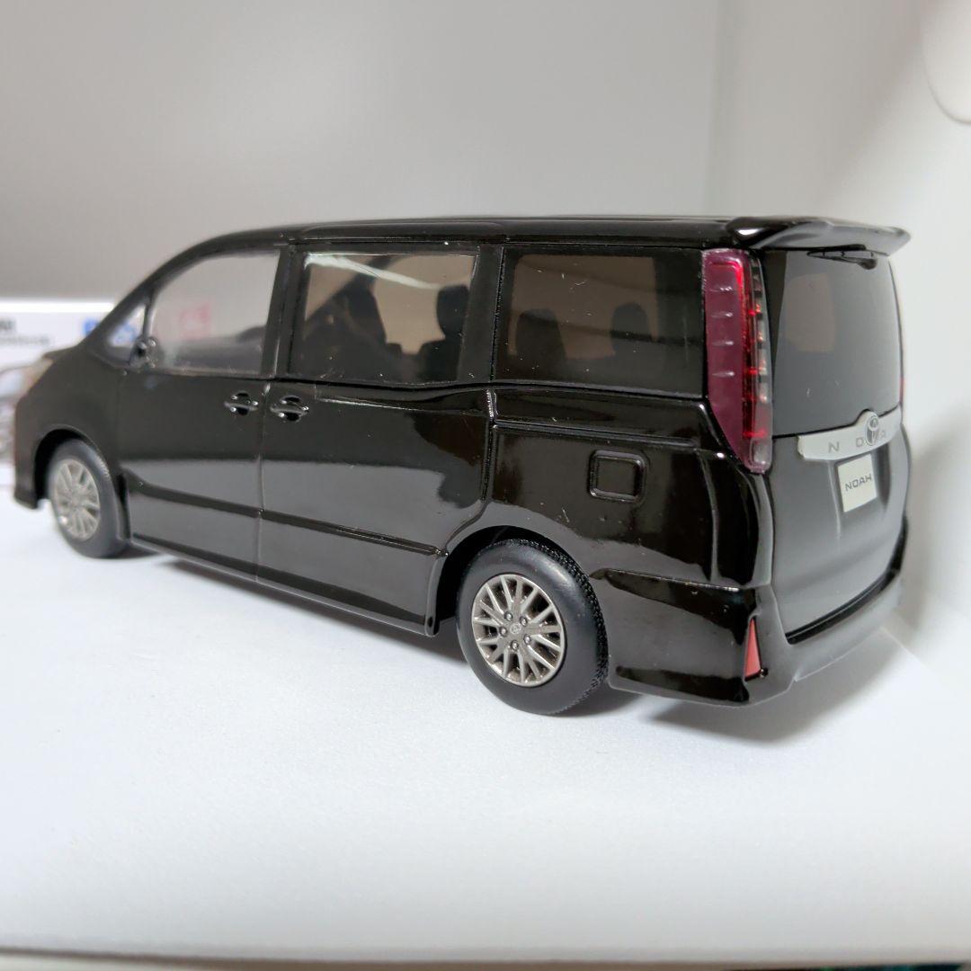 トミカ　ノア初回特別仕様+カラーサンプル