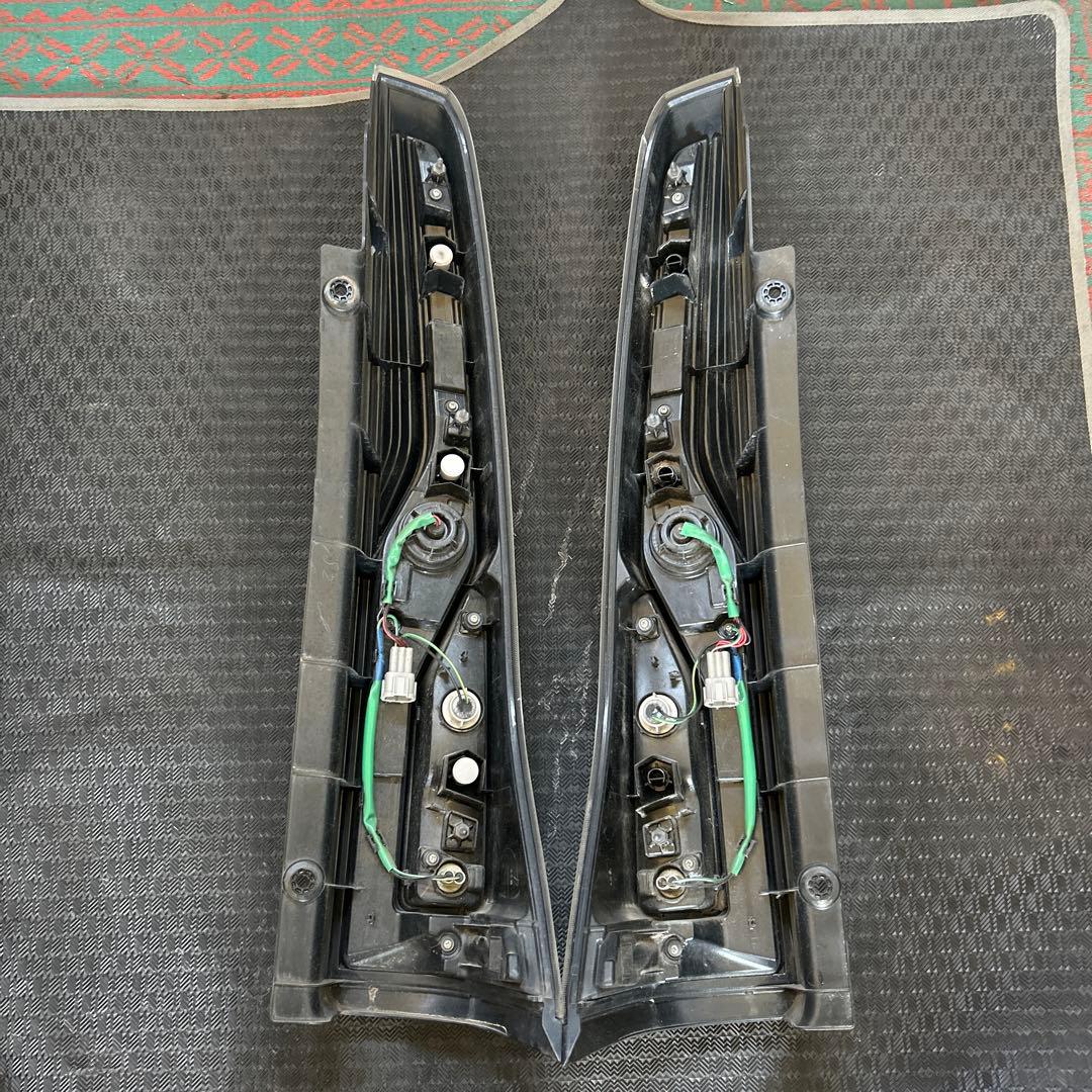 【美品】日産セレナC26 後期LED テールランプ左右セット 動作確認済み